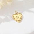 Gepolijste 14k gouden hartvormige hanger met gegraveerde letter S en zonnestraaltextuur - Stijl S (H-10530)