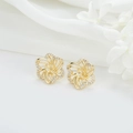 Detailaufnahme der 14k vergoldeten Herz-Windrad-Ohrstecker mit Zirkonia-Mikroeinlagen - Blumen-Design (H-7923)