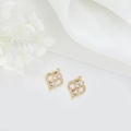 Detailopname van 14k vergulde klaverhangers met zirkonia en een elegant strikje - Klaver Strik Stijl (H-8002)