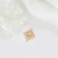 Detailweergave van de 14k vergulde zirkoon vierkante connector voor sieraden - Vierkant Raster Hoofdsteen Stijl (H-8004)