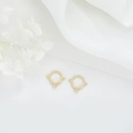 Detail van twee goudkleurige zirkoon ronde connectoren voor DIY sieraden maken - Pave Zirkonia Cirkel (H-8282)