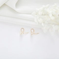 Minimalistische gouden oorhaken met siliconen kussentjes op witte zijde en bloemen - Gouden Oorhaak (N-0015 Zonder Stopper)