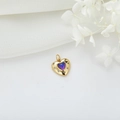 Detalle del colgante corazón de oro de 14k con piedra ojo de gato y microcirconitas fijas - Púrpura