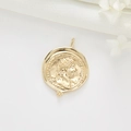 Détail du pendentif pièce d'or avec portrait romain en relief et gravure précise - Or 14 carats