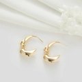 Vue détaillée des boucles d'oreilles créoles torsadées dorées au fini poli - Style Semi-Circulaire Tordu en Spirale (H-7404)