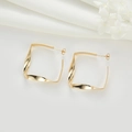 Boucles d'oreilles carrées torsadées dorées en forme de C sur fond de tissu blanc élégant - Style Carré Tordu Géométrique (H-7406)
