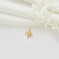 Pendentif sapin de Noël doré avec zircons et anneau sur fond de tissu blanc élégant - Style de Sapin de Noël(H-6661)