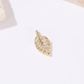 Makroaufnahme des Blattanhängers in Gold mit marquise-förmigen Steinen und Metallstruktur - Marquise Blatt Stil (H-9288) / 14K-Gold