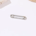 Detailansicht eines silbernen Sicherheitsnadel-Anhängers mit klaren Zirkoniasteinen - Besetzte Sicherheitsnadel Stil (H-9318) / Palladium
