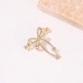 Détail macro du pendentif nœud doré avec zircons micro-pavés et pampille élégante - Style Nœud avec Gland (Or 14K CTWX179)