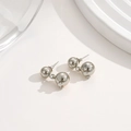 Nahaufnahme französischer Vintage-Ohrstecker aus Silber mit metallischen Doppelkugeln - Doppelkugel Verbunden Stil (H-9389) / Silber