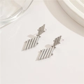 Polierte silberne geometrische Ohrringe mit minimalistischen parallelen Metallstäben Design - Abgestufter Paralleler Zylindrischer Stil (H-9379) / Silber
