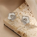 Détail de boucles d'oreilles fleuries en émail blanc et zircons sur fond de satin - Émail Blanc Plaqué Palladium Sans Boucle (H-9269)
