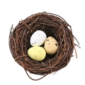 Uova di Pasqua maculate in un nido rustico di rami per decorazioni domestiche primaverili - Nido in Rattan Con Uova Maculate