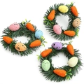 Mini ghirlande di Pasqua con uova colorate, carote arancioni e aghi di pino su sfondo bianco - Stile Carota Uovo di Uccello Anello di Erba