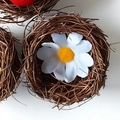 Handgewebtes Oster-Vogelnest aus Rattan mit Gänseblümchen für die festliche Dekoration - 6cm Vogelnest Mit Weißem Gänseblümchen