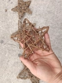 Primer plano de estrella de mimbre artesanal sostenida en la mano para escala - 10cm / Color Original