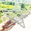 Detalle de adorno navideño de estrella plateada en la mano que muestra la textura - 20cm / Plateado