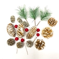 Kit decoración navideña con piñas, bayas rojas y agujas de pino nevadas - Set de Agujas de Pino y Piñas Escarchadas 1