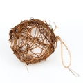 Detailansicht eines natürlichen Vogelnestes aus Rattan mit Hanfseil und Metallhaken - 15CM