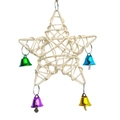Dettaglio di giocattolo per uccelli a stella intrecciata con campanelli colorati e gancio - Bianco (Giocattolo Stella in Rattan Bianco con Campanello)