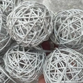 Vista ravvicinata di palline decorative in rattan argento intrecciate a mano per nozze - Palla di Rattan / 7cm / Argento