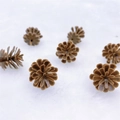 Piñas realistas de plástico marrón para decoración navideña sobre fondo de felpa blanca - 2*2CM Piña de Pino de Plástico