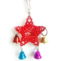Détail du jouet pour oiseaux en étoile rouge tressée avec quatre cloches en métal et crochet - Rouge