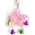 Détail du jouet pour oiseaux en étoile tressée rose avec quatre cloches métalliques - Rose