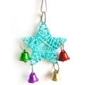 Détail macro du jouet pour oiseaux étoile en rotin bleu avec clochettes colorées - Rose bonbon