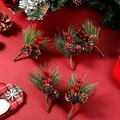Rami decorativi natalizi con aghi di pino, bacche rosse e pigne su sfondo rosso - Aghi di pino e bacche rosse