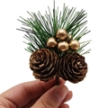 Dettaglio di aghi di pino artificiali con pigne naturali e decorazioni di bacche d'oro - Stile Aghi di Pino Bacca Dorata e Pigna