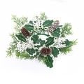 Couronne de bougie de Noël avec pommes de pin givrées, baies blanches et houx enneigé - Style Baies Blanches