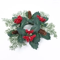 Détail de couronne de Noël avec feuilles de houx, baies rouges et pommes de pin sur blanc - Style de Baies Rouges