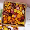 Kleurrijke gedroogde strobloemen in een mandje voor DIY en huisdecoraties - Grote Editie / Oranjerood