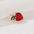 Schattige gouden appel hanger met rode hartvormige edelsteen en groen kristallen blad - Rode Kers/Appel Stijl (H-5161 Rood)