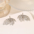 Eleganti orecchini a piuma in argento con zirconi scintillanti su vassoio di ceramica - Argento (D1094)