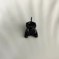 Puce d'oreille noire brillante en forme d'ours sur un fond de tissu blanc plissé - Forme d'Ours (N-0222) / Noir Fusil