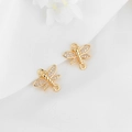 Detalle macro del colgante de libélula chapado en oro 14K con circonitas y doble anilla de unión - Estilo Libélula (H-7191)