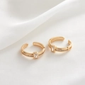Detalle de base de anillo ajustable dorada con circón rectangular sobre tela blanca - Estilo Abierto de Circonia Rectangular (H-6351)