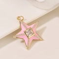 Détail macro du pendentif étoile en émail rose et pierres de zircon scintillantes - Pendentif Pentagramme (H-7348) / Rose