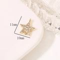 Vista macro del ciondolo a stella dorato con zirconi, dimensioni 11 mm x 10 mm - Forma di Stella (H-7293)
