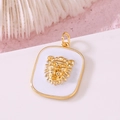Colgante relieve cabeza de león bañado en oro 14K con esmalte blanco y fondo rosa - Cabeza de León Oro 14K (Blanco) / Blanco