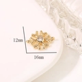 Makroaufnahme der 12x16mm Gold-Schneeflocke mit Zirkonia für DIY-Schmuckherstellung - Schneeflockenform (H-7286)