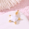Makro-Detail von 14K Gold Seestern Anhänger mit weißer Emaille auf Korallenständer - Weißer Tropf Seestern (30)
