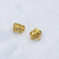 Dettaglio macro di distanziali a fiori cavi placcati oro 24k per gioielli fai-da-te - Stile Nuvole Auspicabili Traforate (Oro Sabbiato P3460)
