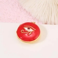 Detalle de medallón redondo de esmalte rojo con ojo de Horus dorado y cristal púrpura - Estilo Ojo De Horus Rojo (H-7739)