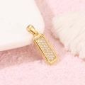 Colgante de barra dorada minimalista con 21 zirconias incrustadas en fondo rosa suave - Estilo Rectángulo de Pavé de Strass (H-7768)