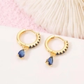 Wassertropfen-Ohrringe mit blauem Zirkonia, 14K Goldbeschichtung und Pavé-Details - Dunkelblau