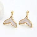 Macro-detail van 14k vergulde walvisstaart hangers met natuurlijke parelmoer inleg - Visstaart Hanger (H-3816)